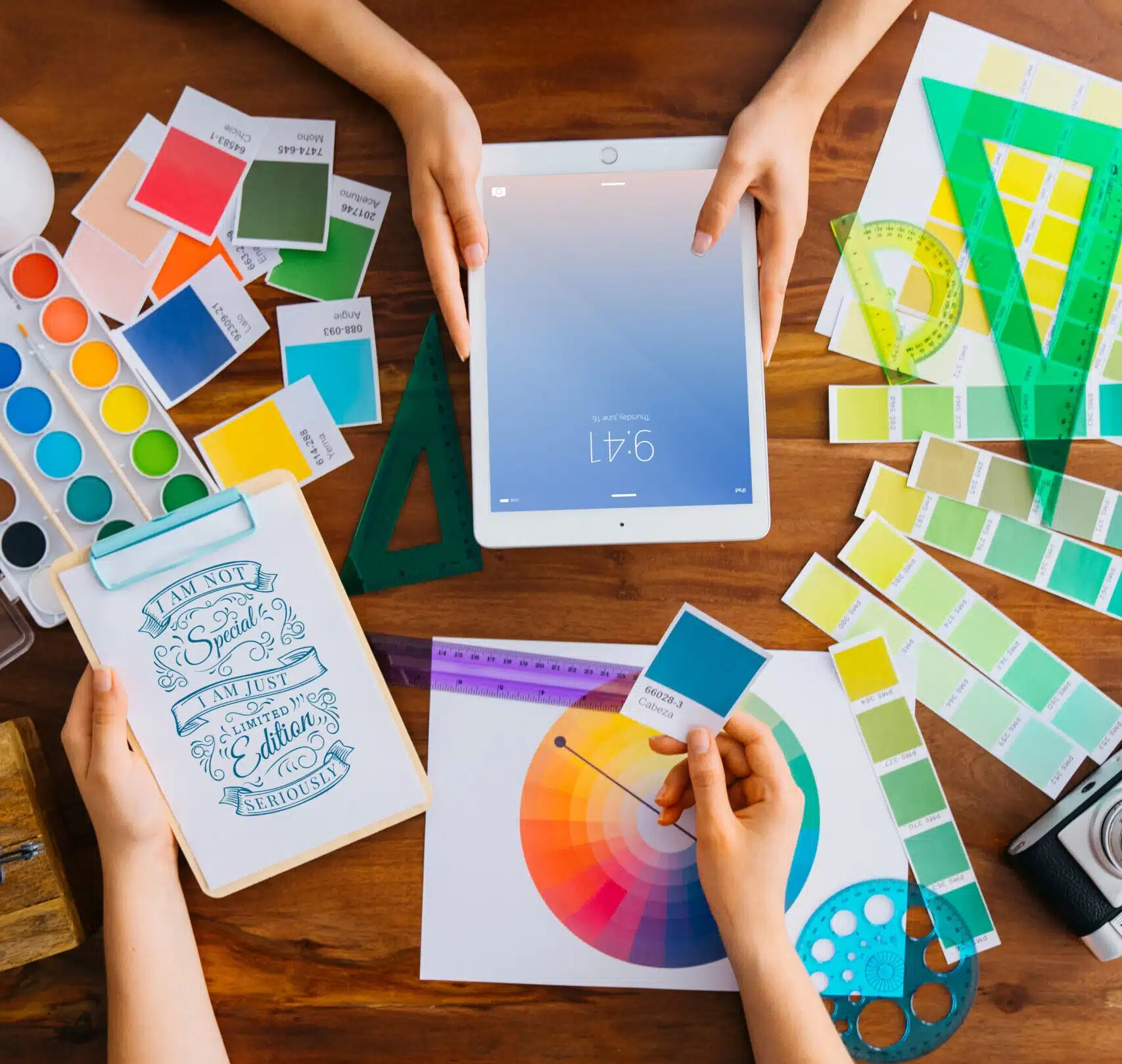 les mains de deux personnes choisissant la palette de couleurs pour leur projet